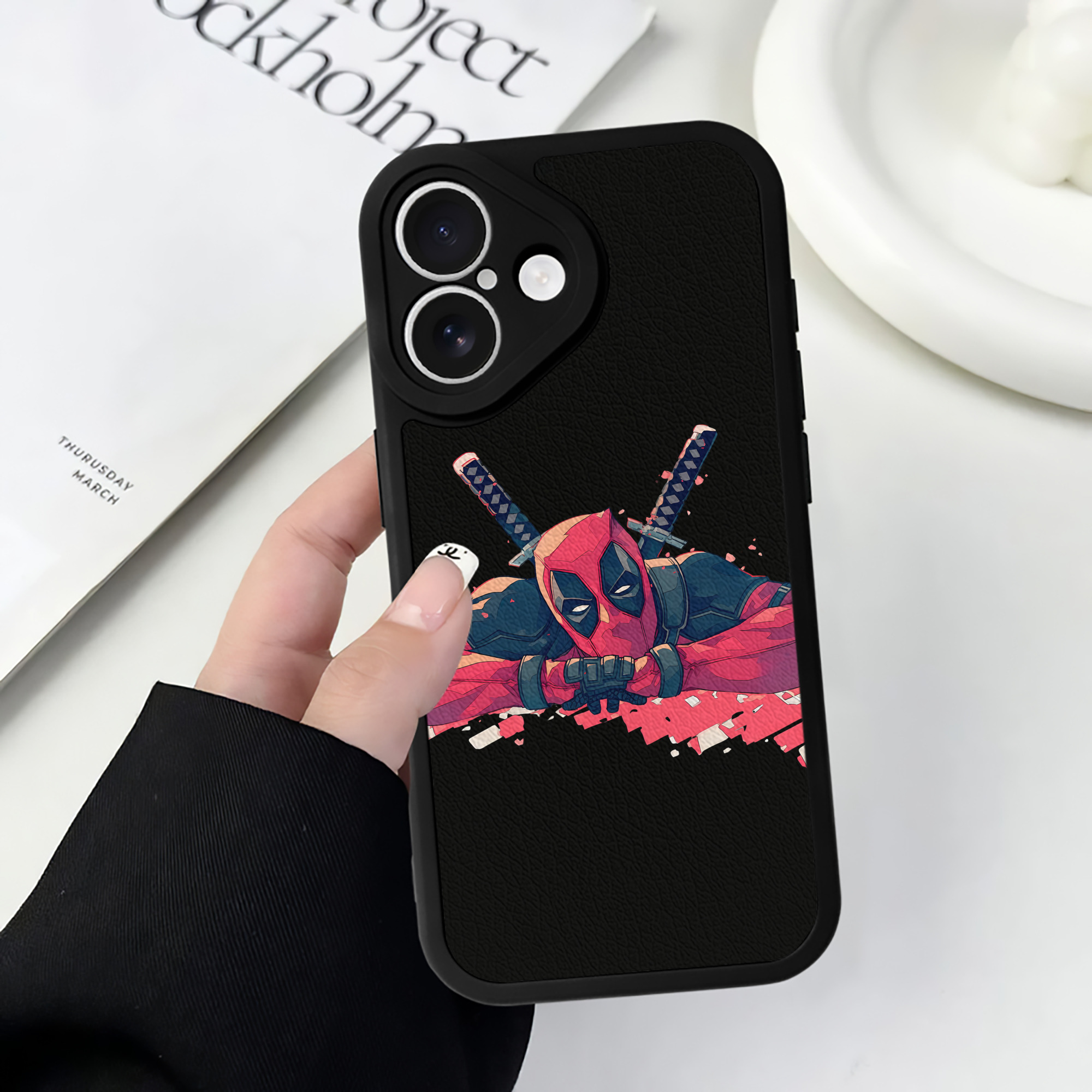 （画像用） Deadpool デッドプール 【iPhone 16シリーズ対応】シリコンスマホケース（レザー調） 材質：シリコン